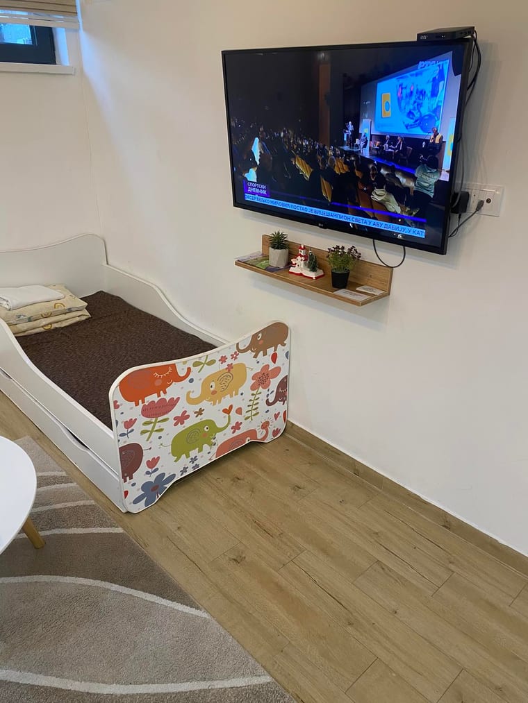 Dečji ležaj i televizor — apartman Zeleni Vrhovi, pogodno za porodice