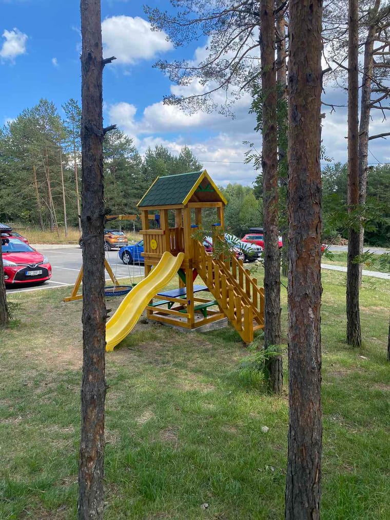 Dečje igralište u borovoj šumi kod apartmana Zeleni Vrhovi na Divčibarama