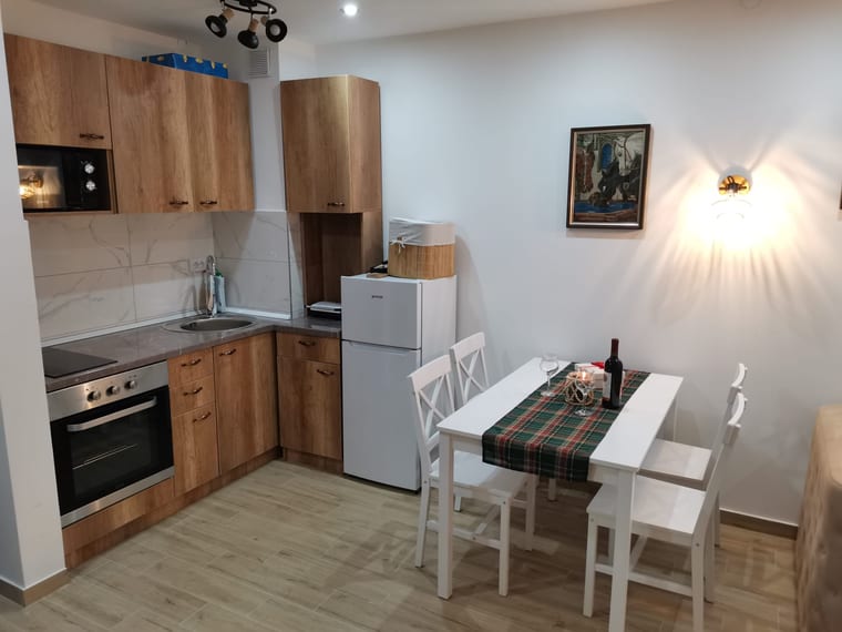 Opremljena kuhinja sa trpezarijom — apartman Zeleni Vrhovi Divčibare