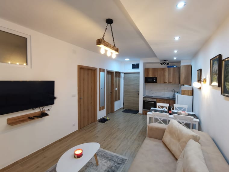 Otvoreni dnevni boravak sa kuhinjom u apartmanu Zeleni Vrhovi na Divčibarama