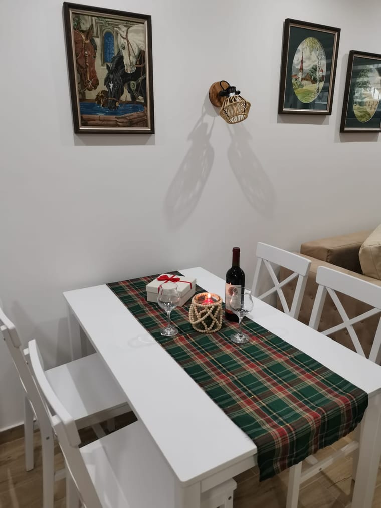 Trpezarijski sto u apartmanu Zeleni Vrhovi na Divčibarama